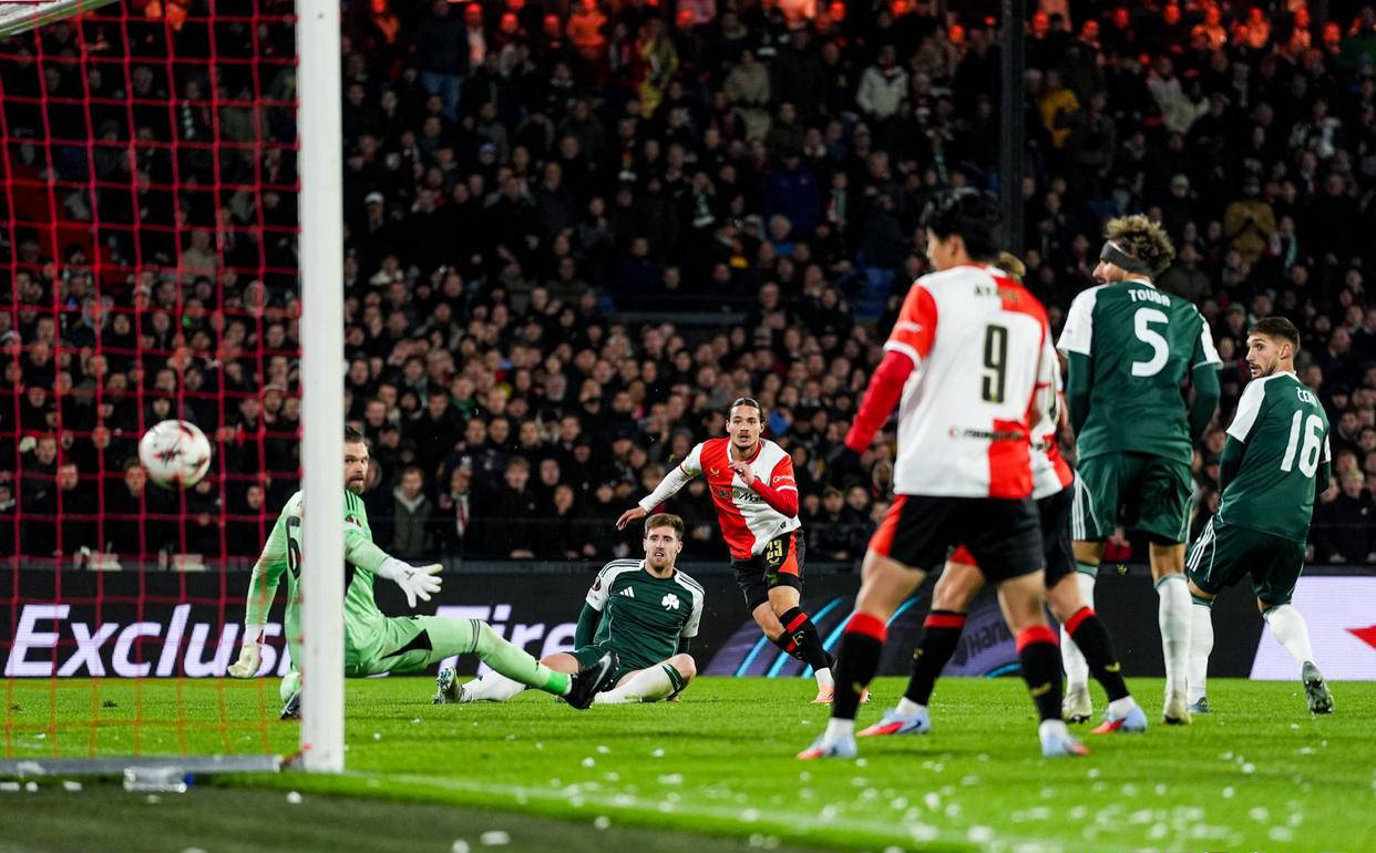 开云体育网站-今晨全明星赛焦点战，埃因霍温防线松动，质疑声仍在，赛季目标并未改变